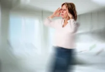 Kdaj je vrtoglavica nevarna? Opozorilni znaki, ki jih ne smete prezreti Senior Woman Battling Vertigo: Managing Brain Pressure And Balance Issues