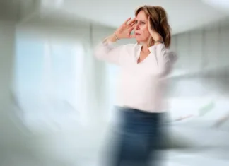 Kdaj je vrtoglavica nevarna? Opozorilni znaki, ki jih ne smete prezreti Senior Woman Battling Vertigo: Managing Brain Pressure And Balance Issues