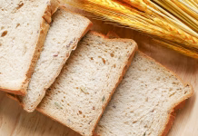 Celiakija: Bolezen, ki prizadene tanko črevo in je posledica preobčutljivosti na gluten Sliced bread on brown wooden surface