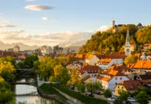 35 let Slovenije skozi številke: BDP je šestkrat višji, turistov petkrat več, prebivalcev pa 7 % več Cityscape of the Slovenian capital Ljubljana.