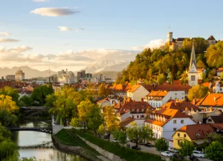 35 let Slovenije skozi številke: BDP je šestkrat višji, turistov petkrat več, prebivalcev pa 7 % več Cityscape of the Slovenian capital Ljubljana.