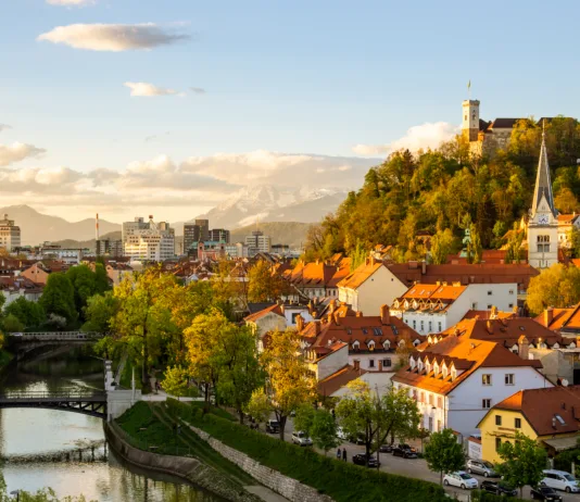 35 let Slovenije skozi številke: BDP je šestkrat višji, turistov petkrat več, prebivalcev pa 7 % več Cityscape of the Slovenian capital Ljubljana.