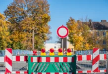 Celovška cesta od danes (1. julija) znova zožana: preverite, kako poteka promet Complete closure of a road due to a construction site with a sign