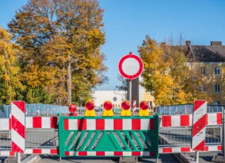 Celovška cesta od danes (1. julija) znova zožana: preverite, kako poteka promet Complete closure of a road due to a construction site with a sign