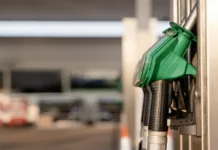 Ob polnoči bencin gor, dizel dol: pa se res splača stati v koloni na črpalki?! Drivers filling their cars with fuel at gas petrol station, utilizing various pumps that supports daily commuting needs and travel plans