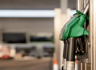 Ob polnoči bencin gor, dizel dol: pa se res splača stati v koloni na črpalki?! Drivers filling their cars with fuel at gas petrol station, utilizing various pumps that supports daily commuting needs and travel plans