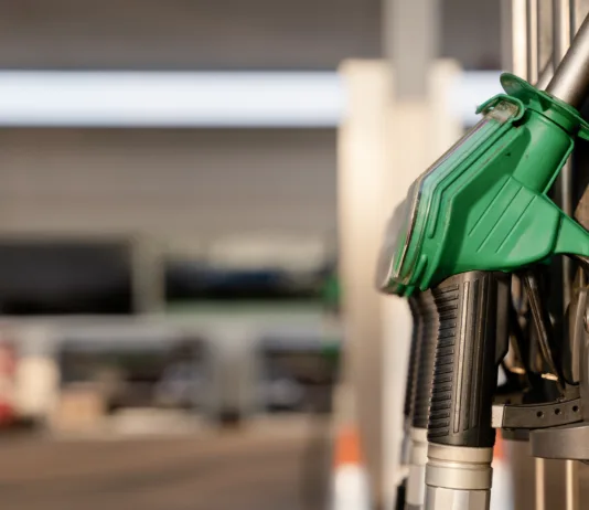 Ob polnoči bencin gor, dizel dol: pa se res splača stati v koloni na črpalki?! Drivers filling their cars with fuel at gas petrol station, utilizing various pumps that supports daily commuting needs and travel plans