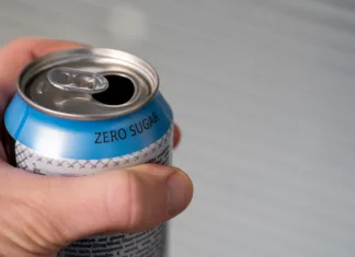 Ali so “zero” pijače res nedolžna izbira? hand holding a zero sugar soda can. diet soda concept.