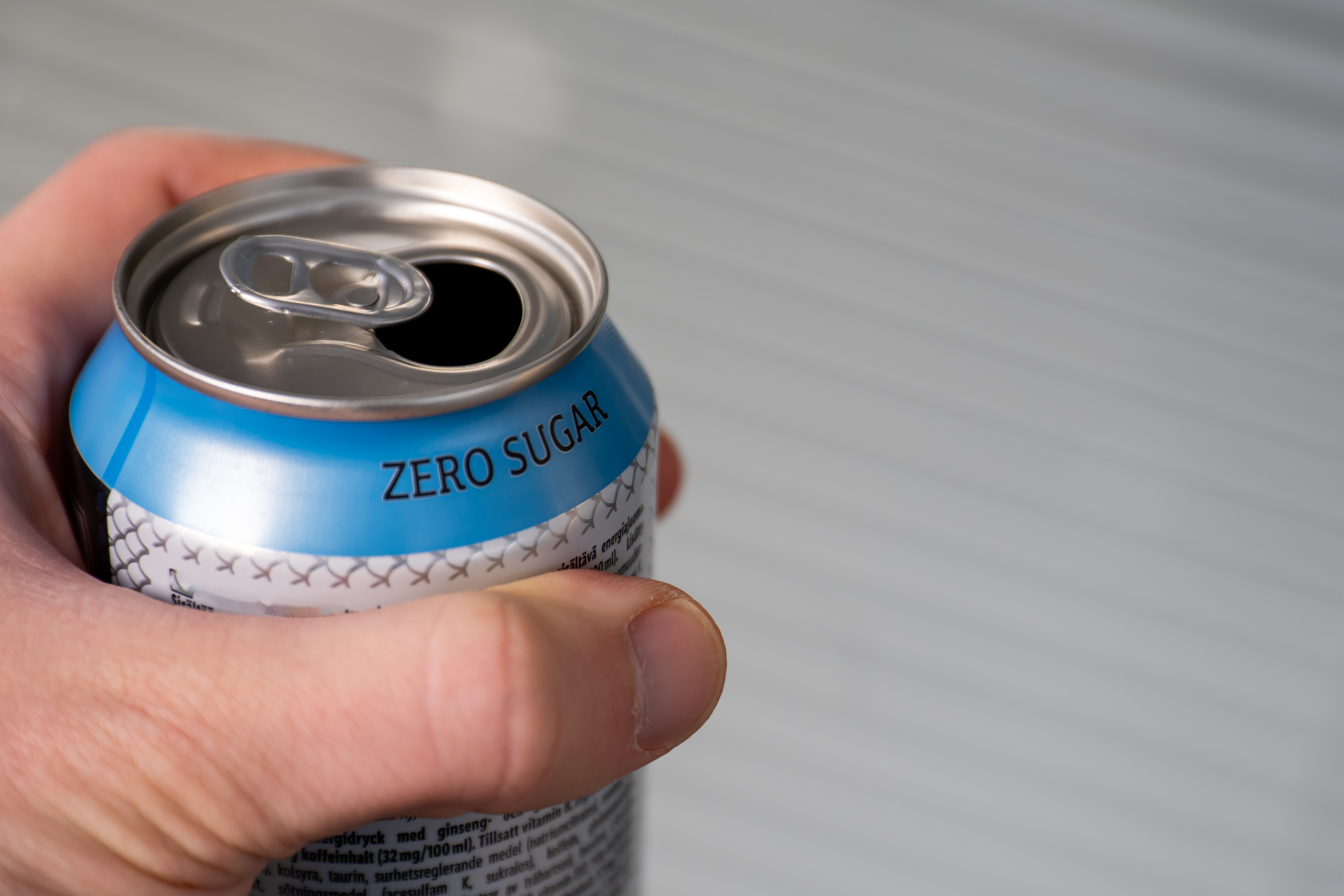 Ali so “zero” pijače res nedolžna izbira? hand holding a zero sugar soda can. diet soda concept.