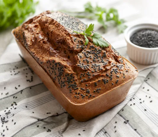 Pozabite na beli kruh: ta brezglutenski kruh iz leče navdušuje tudi tiste, ki nimajo težav z glutenom Homemade freshly made yeast-free gluten-free red lentil bread