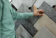 Ena največjih nevarnosti v kopalnici: ta preprosta rešitev lahko prepreči zdrse in padce Man choosing tile among different samples in store, closeup