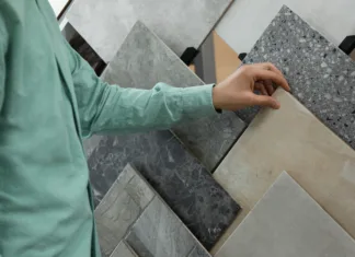 Ena največjih nevarnosti v kopalnici: ta preprosta rešitev lahko prepreči zdrse in padce Man choosing tile among different samples in store, closeup