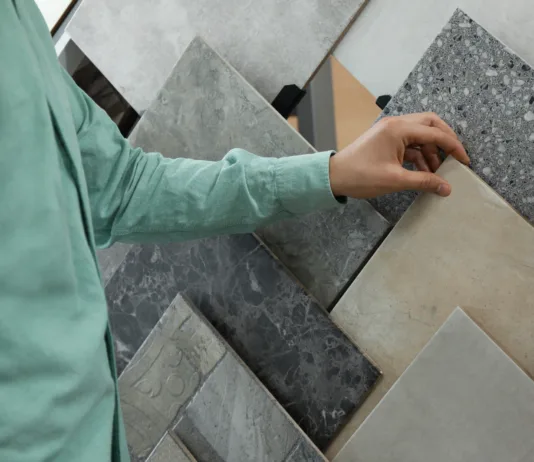 Ena največjih nevarnosti v kopalnici: ta preprosta rešitev lahko prepreči zdrse in padce Man choosing tile among different samples in store, closeup