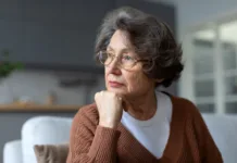 Velika hiša je postala breme: Zakaj se vse več starejših odloča za manjše stanovanje? Pensive caucasian senior woman sitting on couch looking aside, thinking or pondering, feel alone lost in thoughts, mourning or yearning