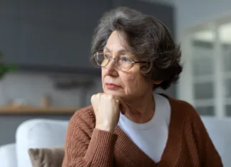 Velika hiša je postala breme: Zakaj se vse več starejših odloča za manjše stanovanje? Pensive caucasian senior woman sitting on couch looking aside, thinking or pondering, feel alone lost in thoughts, mourning or yearning