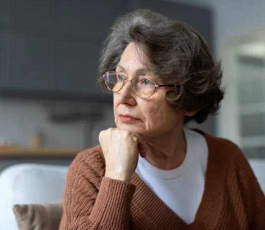 Velika hiša je postala breme: Zakaj se vse več starejših odloča za manjše stanovanje? Pensive caucasian senior woman sitting on couch looking aside, thinking or pondering, feel alone lost in thoughts, mourning or yearning