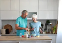 Beljakovine v zrelih letih: koliko jih potrebujemo za mišice, moč in ravnotežje ter kako jih razporediti čez dan Portrait of a senior mature couple having a healthy breakfast after fitness exercise training in the morning at home