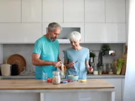 Beljakovine v zrelih letih: koliko jih potrebujemo za mišice, moč in ravnotežje ter kako jih razporediti čez dan Portrait of a senior mature couple having a healthy breakfast after fitness exercise training in the morning at home