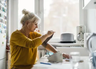 Visok krvni tlak: simptomi, ki jih ne smete prezreti po 50. letu Senior woman measuring blood pressure at home