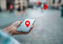 Pametni telefon po 50. letu: 8 brezplačnih aplikacij, ki starejšim pomagajo pri zdravju, varnosti in stikih z družino Tourist using navigation app on the mobile phone. High quality photo