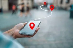 Pametni telefon po 50. letu: 8 brezplačnih aplikacij, ki starejšim pomagajo pri zdravju, varnosti in stikih z družino