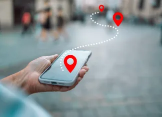 Pametni telefon po 50. letu: 8 brezplačnih aplikacij, ki starejšim pomagajo pri zdravju, varnosti in stikih z družino Tourist using navigation app on the mobile phone. High quality photo