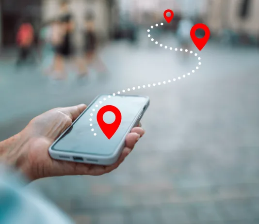 Pametni telefon po 50. letu: 8 brezplačnih aplikacij, ki starejšim pomagajo pri zdravju, varnosti in stikih z družino Tourist using navigation app on the mobile phone. High quality photo