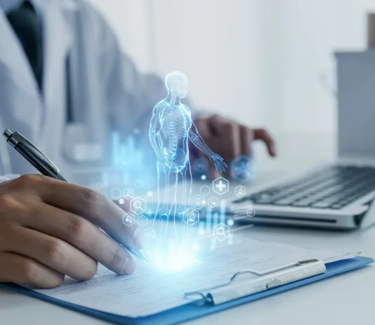 Na bolniški? Od danes veljajo nova pravila – preverite, kaj smete in česa ne A doctor uses a futuristic digital interface displaying a holographic human anatomy above a clipboard, symbolizing advanced AI in healthcare