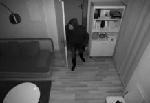 Vlomilci ne počivajo poleti. Kako zaščititi dom med dopustom? Previdno tudi ponoči. High Angle View Of A Robber Entering In Vacant House