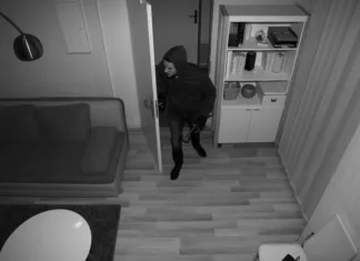 Vlomilci ne počivajo poleti. Kako zaščititi dom med dopustom? Previdno tudi ponoči. High Angle View Of A Robber Entering In Vacant House