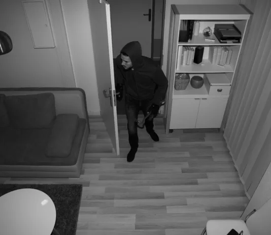 Vlomilci ne počivajo poleti. Kako zaščititi dom med dopustom? Previdno tudi ponoči. High Angle View Of A Robber Entering In Vacant House