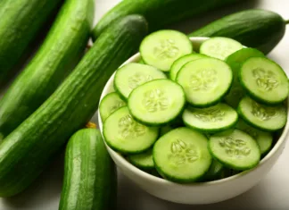Če so vaše kumare grenke, je vzrok verjetno ta: rešitev je presenetljivo preprosta Homemade cucumber salad in bowl