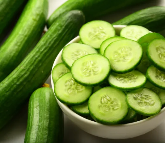 Če so vaše kumare grenke, je vzrok verjetno ta: rešitev je presenetljivo preprosta Homemade cucumber salad in bowl