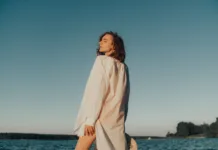 Kako se obleči med vročinskim valom? Prava oblačila pomagajo proti pregrevanju Sea sky sunny water