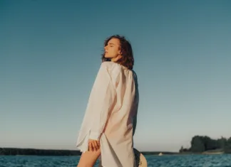 Kako se obleči med vročinskim valom? Prava oblačila pomagajo proti pregrevanju Sea sky sunny water