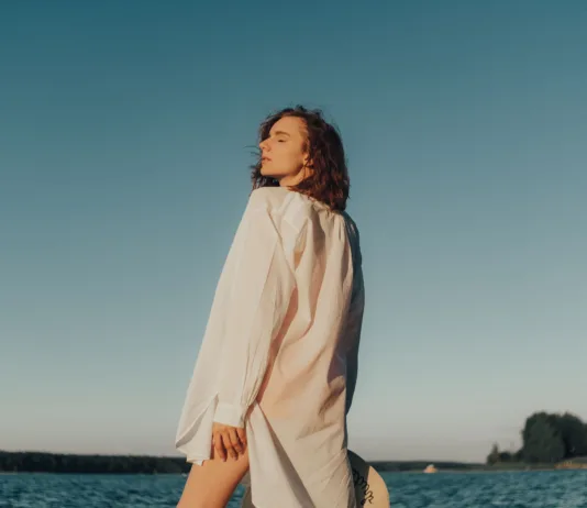 Kako se obleči med vročinskim valom? Prava oblačila pomagajo proti pregrevanju Sea sky sunny water