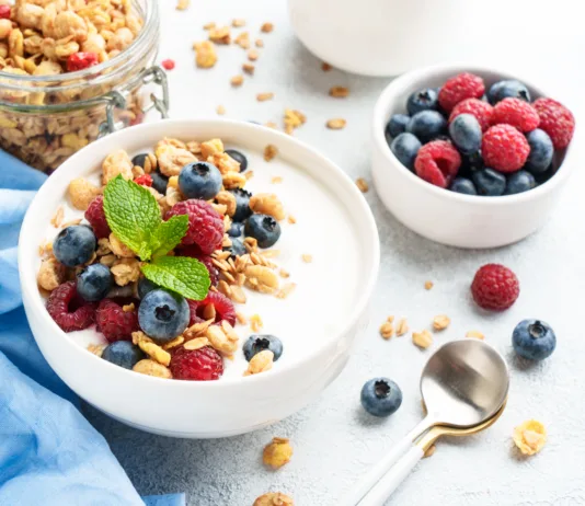 Poletni zajtrk brez občutka teže: 3 ideje za vsakogar Yogurt with fresh berries and granola on white table. Healthy snack or breakfast. Diet food.