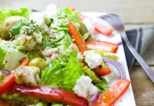 Vročinski val v Sloveniji: 3 lahki obroki, ki vas ohladijo in nasitijo farmer's salad, salad, greek, vegetables, sheep cheese, paprika, leaf lettuce, tasty, meal, kitchen, food, olive, raw food, nourishment, yummy, fresh, healthy, feta, herbs, salad, salad, salad, salad, salad