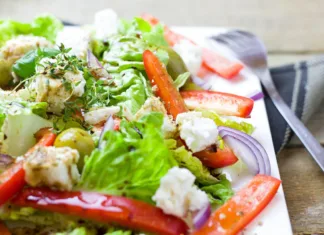 Vročinski val v Sloveniji: 3 lahki obroki, ki vas ohladijo in nasitijo farmer's salad, salad, greek, vegetables, sheep cheese, paprika, leaf lettuce, tasty, meal, kitchen, food, olive, raw food, nourishment, yummy, fresh, healthy, feta, herbs, salad, salad, salad, salad, salad