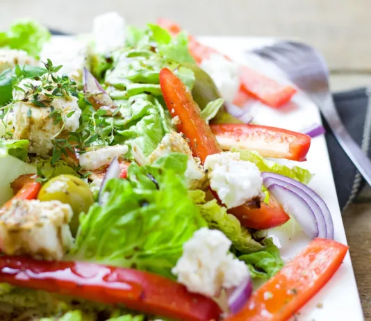 Vročinski val v Sloveniji: 3 lahki obroki, ki vas ohladijo in nasitijo farmer's salad, salad, greek, vegetables, sheep cheese, paprika, leaf lettuce, tasty, meal, kitchen, food, olive, raw food, nourishment, yummy, fresh, healthy, feta, herbs, salad, salad, salad, salad, salad