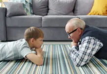 Žepnina od starih staršev: lepa pozornost ali poseganje v vzgojo staršev? Grandfather and grandson lying on living room floor