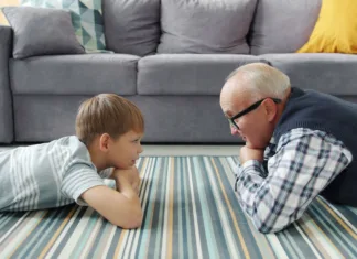 Žepnina od starih staršev: lepa pozornost ali poseganje v vzgojo staršev? Grandfather and grandson lying on living room floor