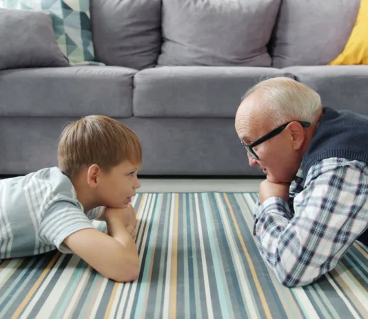 Žepnina od starih staršev: lepa pozornost ali poseganje v vzgojo staršev? Grandfather and grandson lying on living room floor