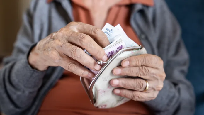 old-woman-counting-turkish-lira-banknotes-stockpack-istock Old woman counting Turkish lira banknotes