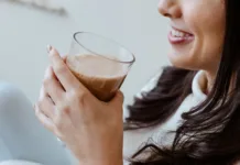 Koristi kolagena: koliko ga zaužiti in komu lahko pomaga? Woman drinking brown drink