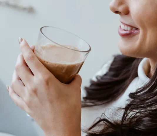 Koristi kolagena: koliko ga zaužiti in komu lahko pomaga? Woman drinking brown drink