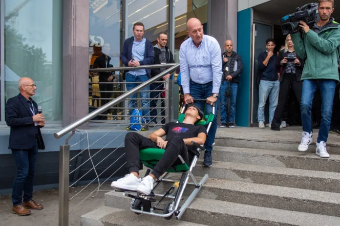 Prikaz evakuacije gibalno ovirane osebe iz objekta. FOTO Maj Gačar